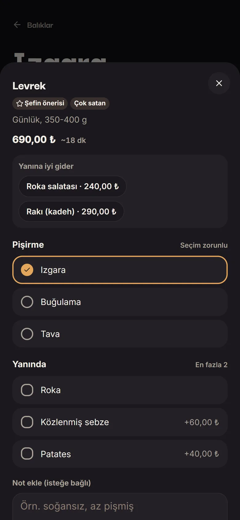 Koyu Gece Barı tasarımında Levrek ürün kartı: rozetler, fiyat, öneriler, zorunlu Pişirme seçeneği ve Yanında seçenekleri